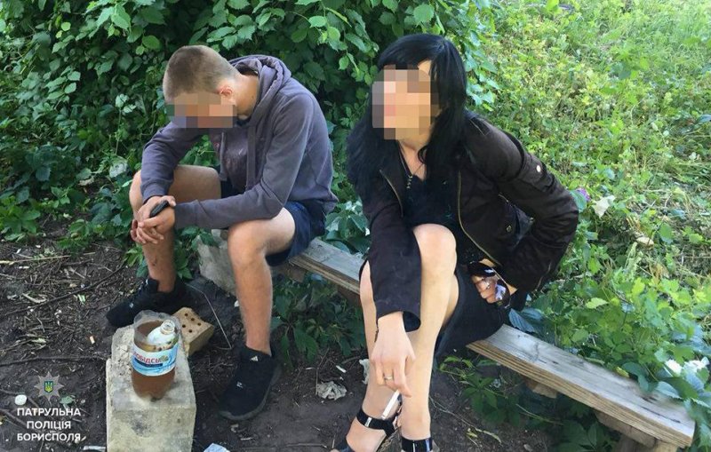 У Борисполі молодь вживає наркотики прямо на вулиці