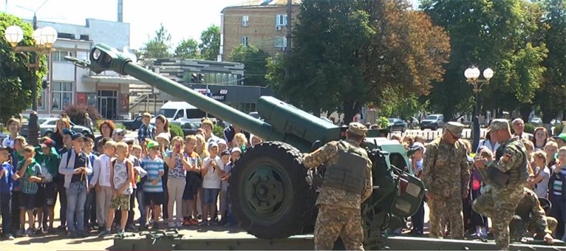 Бориспільський військкомат заохочував до служби в армії демонструючи міць зброї