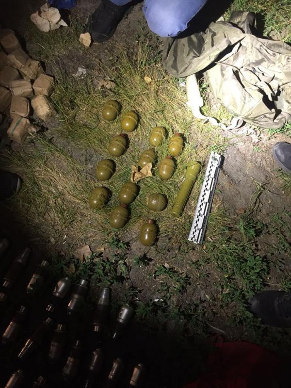 У Бориспільському районі СБУ виявила замасковану схованку зброї та боєприпасів