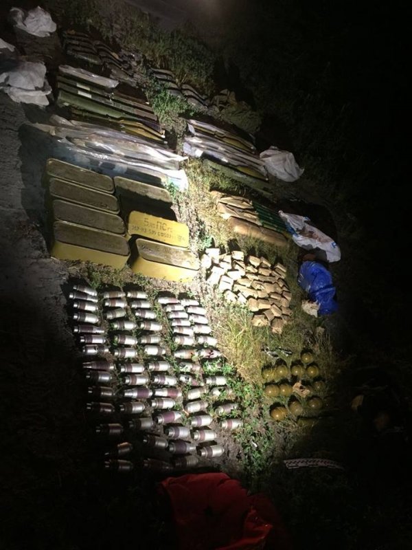 У Бориспільському районі СБУ виявила замасковану схованку зброї та боєприпасів