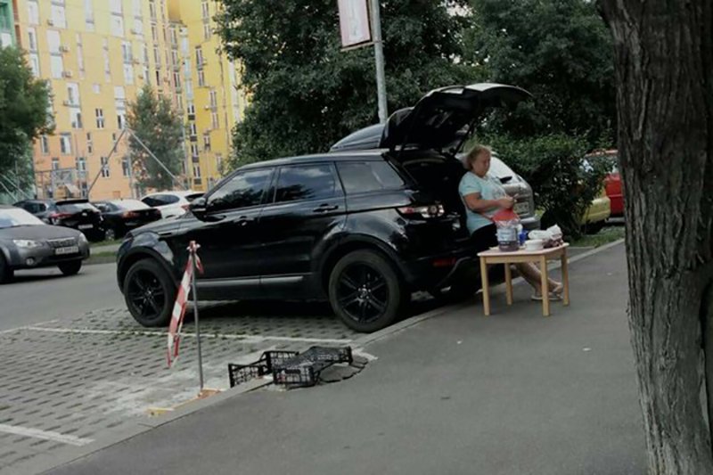 В Києві пенсіонерка торгувала сливами з позашляховика Range Rover