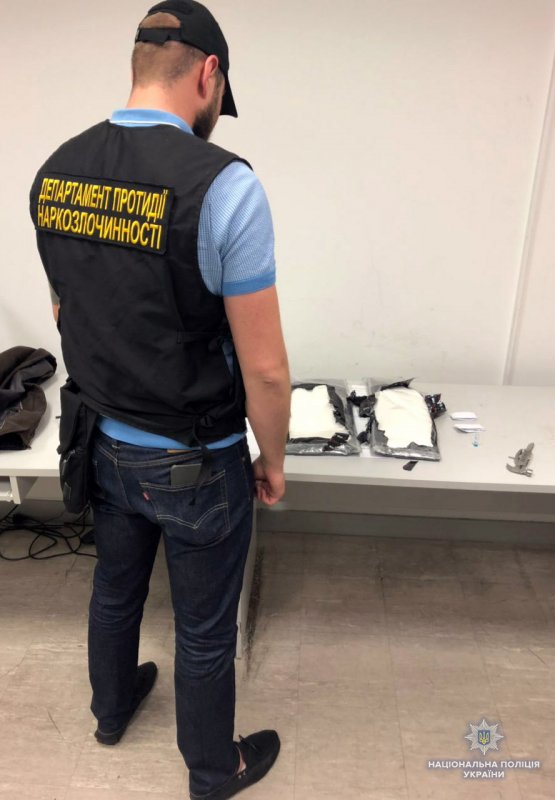 У "Борисполі" поліція затримала міжнародну групу наркоторговців та вилучила наркотики на 30 мільйонів гривень У "Борисполі" поліція затримала міжнародну групу наркоторговців та вилучила наркотики на 30 мільйонів гривень