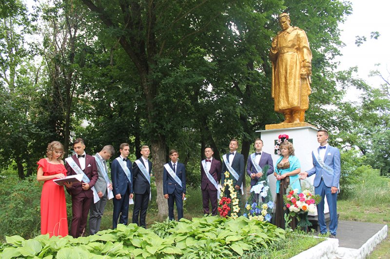 Випускний у Старому: дощ не завадив святу