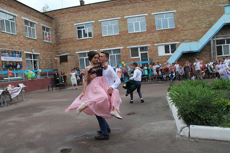 Випускний у Старому: дощ не завадив святу