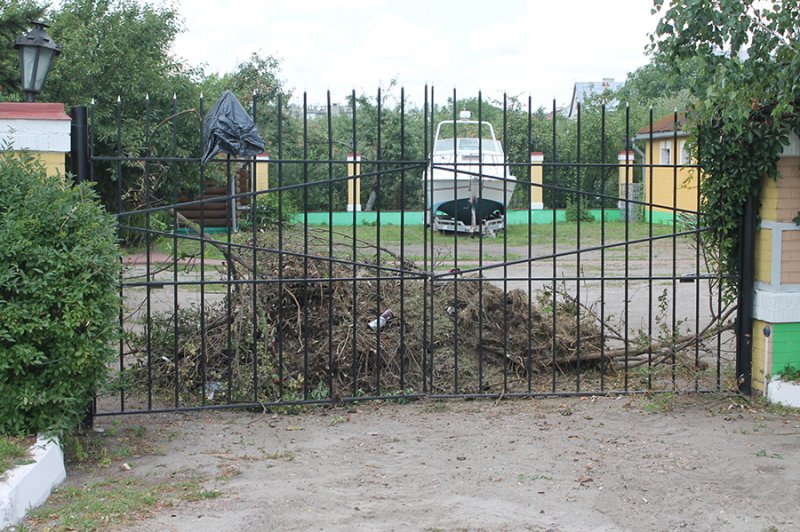 Комунальники Борисполя повернули сміття власнику у двір