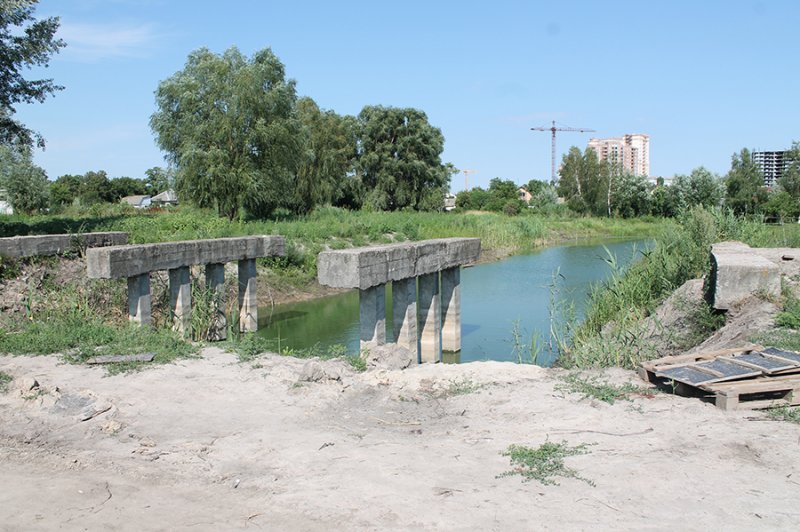 Олесницьке озеро в Борисполі: із русалкою, містком та катамаранами