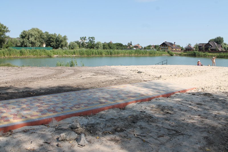 Олесницьке озеро в Борисполі: із русалкою, містком та катамаранами