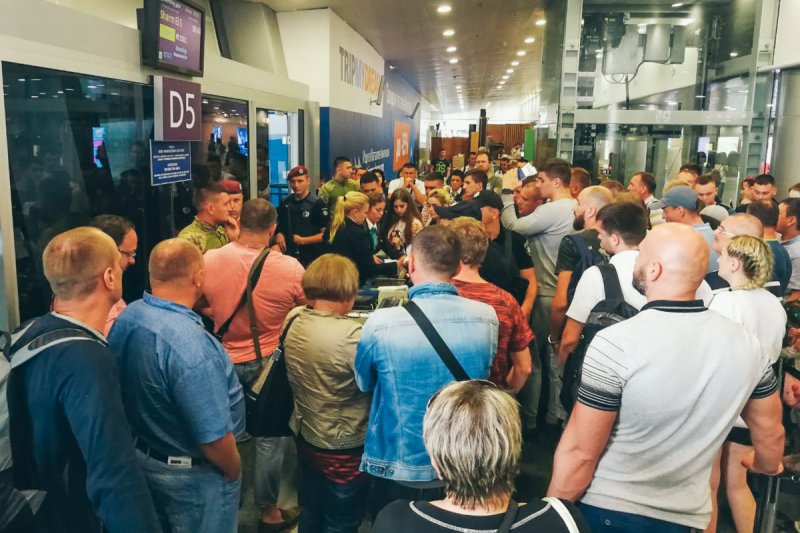 У "Борисполі" туристів вгамовувала поліція із автоматами
