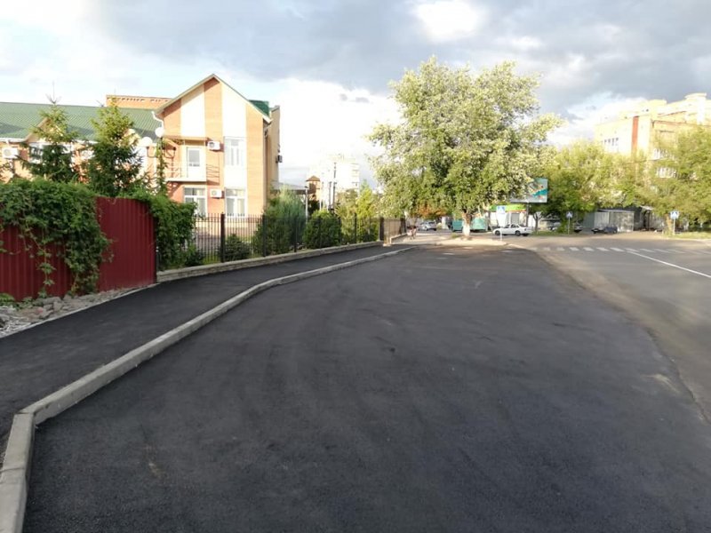 Фотофакт Бориспіль. На вулиці Глибоцькій відремонтували тротуар зі стоянкою