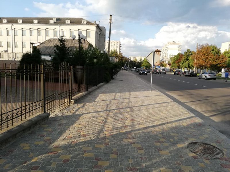 Фотофакт Бориспіль. На вулиці Глибоцькій відремонтували тротуар зі стоянкою