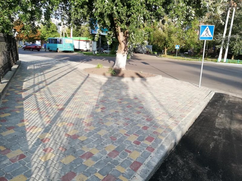 Фотофакт Бориспіль. На вулиці Глибоцькій відремонтували тротуар зі стоянкою