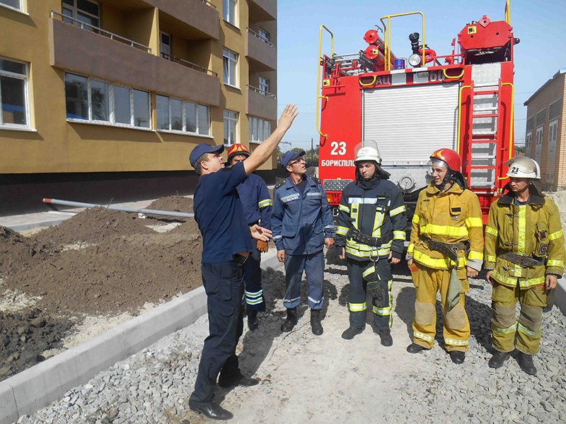 У Борисполі рятувальники провели пожежно-тактичне навчання