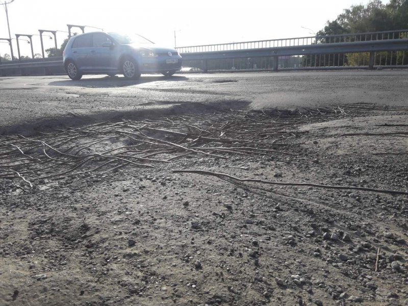 На аварійному мосту біля Щасливого активісти посадили чорнобривці