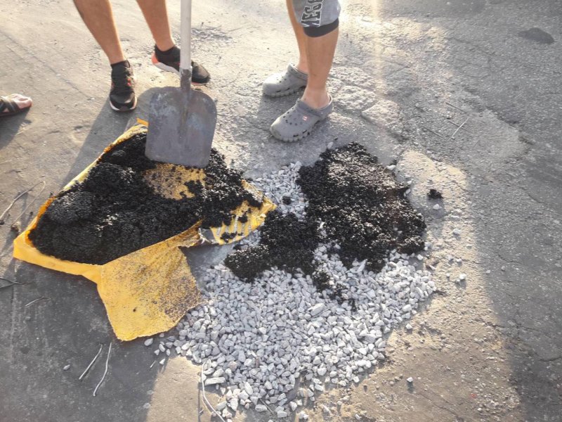 На аварійному мосту біля Щасливого активісти посадили чорнобривці