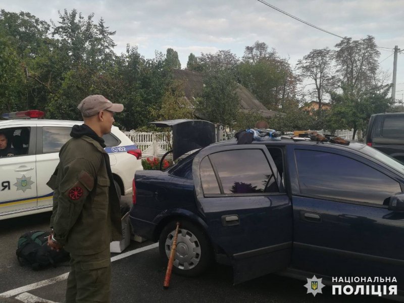 У Броварському районі патрульні зупинили авто із зброєю в салоні