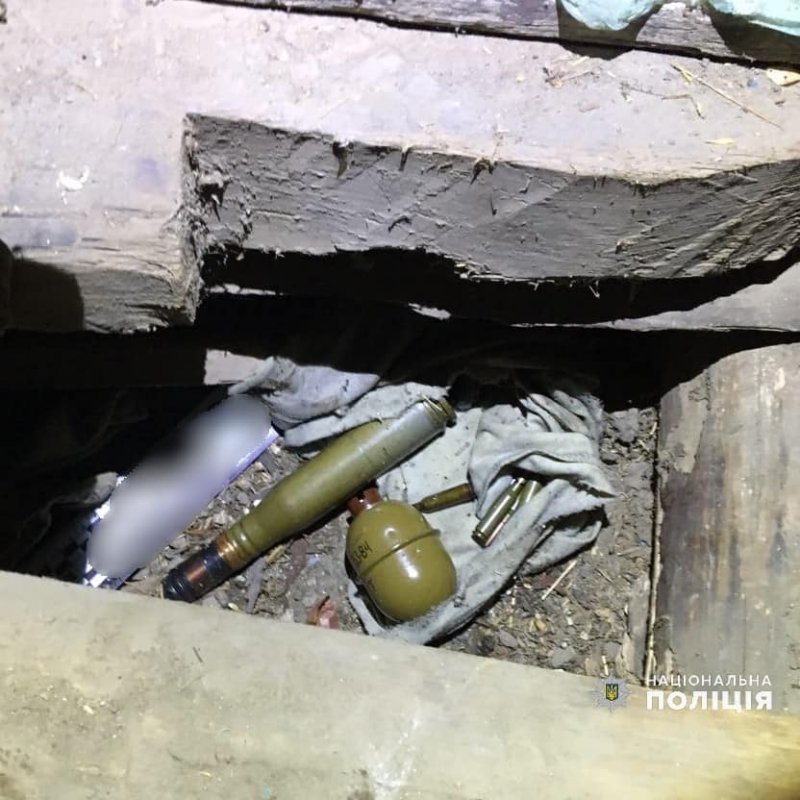 Житель Воронькова тримав у себе вдома гранати, запали та набої