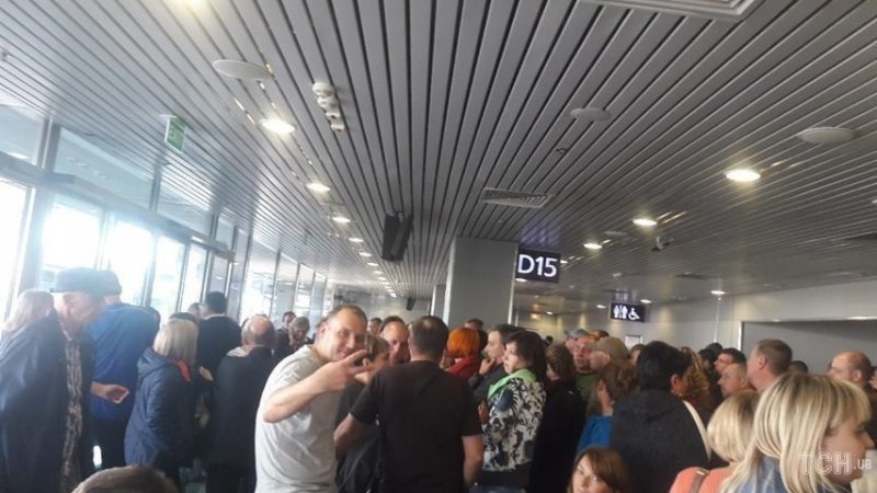У "Борисполі" дві сотні пасажирів півдоби чекають вильоту на відпочинок У "Борисполі" дві сотні пасажирів півдоби чекають вильоту на відпочинок