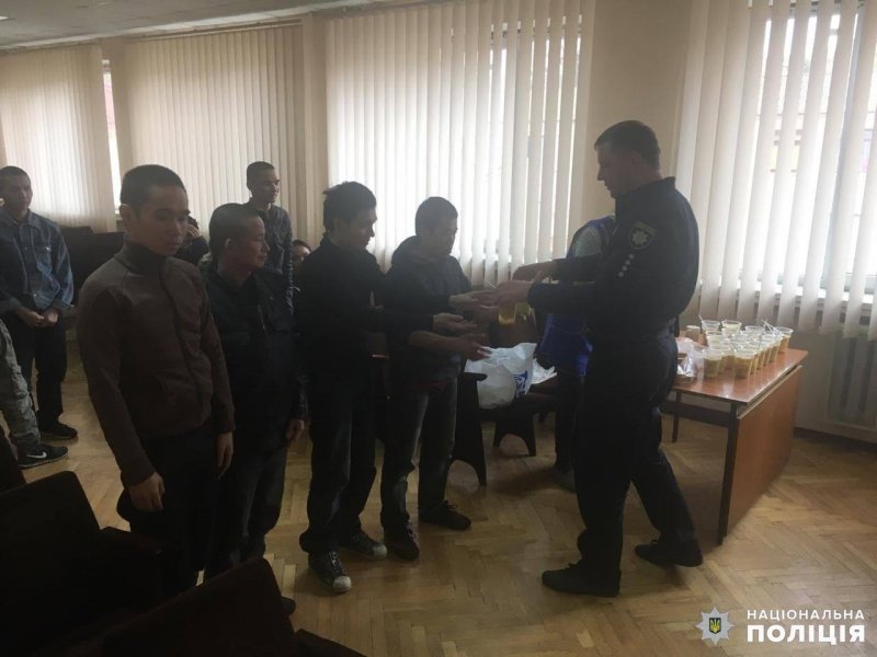 В одному із селищ Київщини ходили іноземці та просили їсти