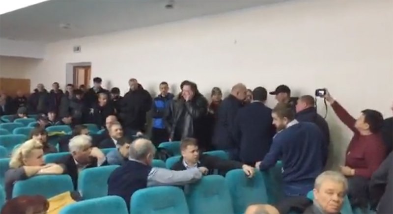 Гучний конфлікт на сесії Бориспільської міської ради: АТОВці проти секретаря Ярослава Годунка, озброєний патруль поліції у залі та екстрена нарада депутатів
