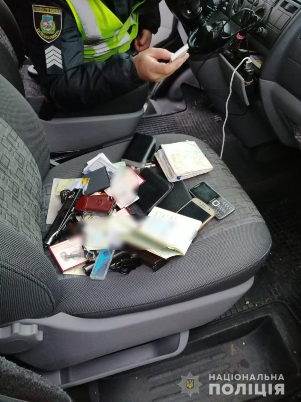 На Київщині поліцейські зупинили автомобіль з викраденим чоловіком