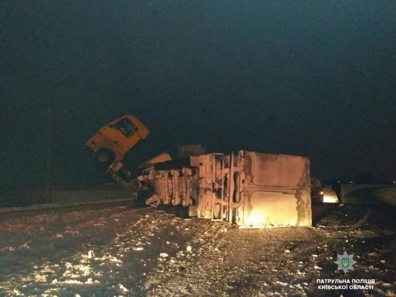 Через ДТП за участю вантажівки на 22 км автодороги М-01, в напрямку Броварів ускладнено рух транспортних засобів