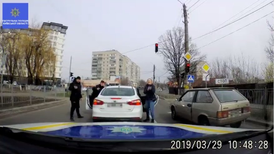 Бориспільські патрульні врятували життя водію, якому раптово стало зле