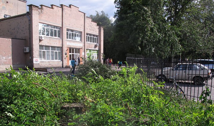 У  Бориспільській лікарні до відвідин Зеленського фарбували і асфальтували
