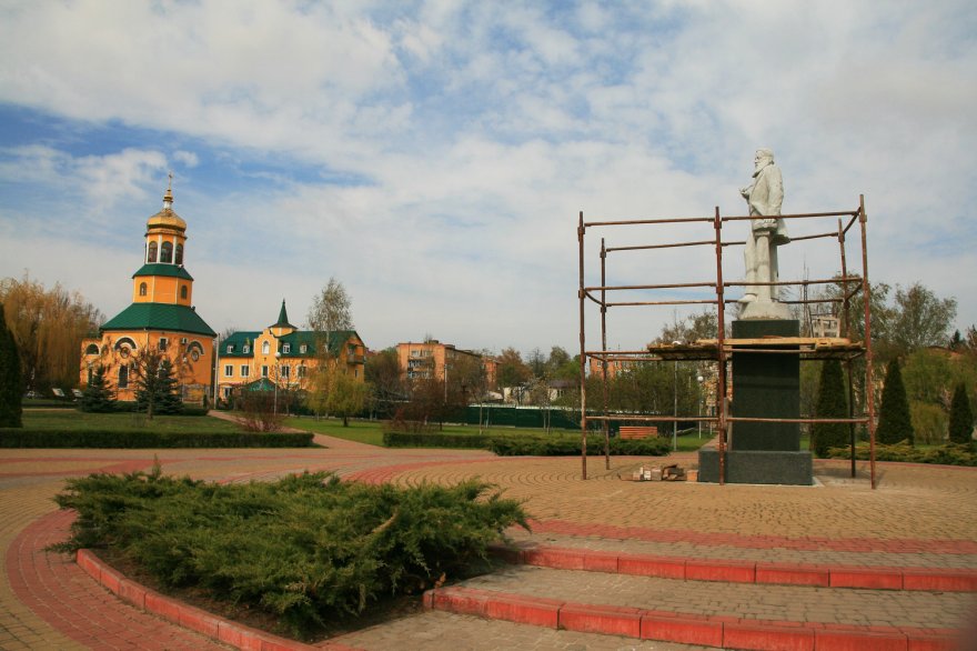 Весна на Книшовому: пишний цвіт і Чубинський у повний зріст (фото)