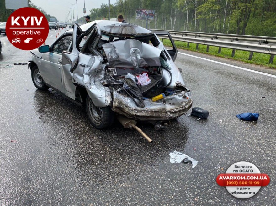 ДТП на Бориспільській трасі: вантажівка зім’яла легковик ДТП на Бориспільській трасі: вантажівка зім’яла легковик