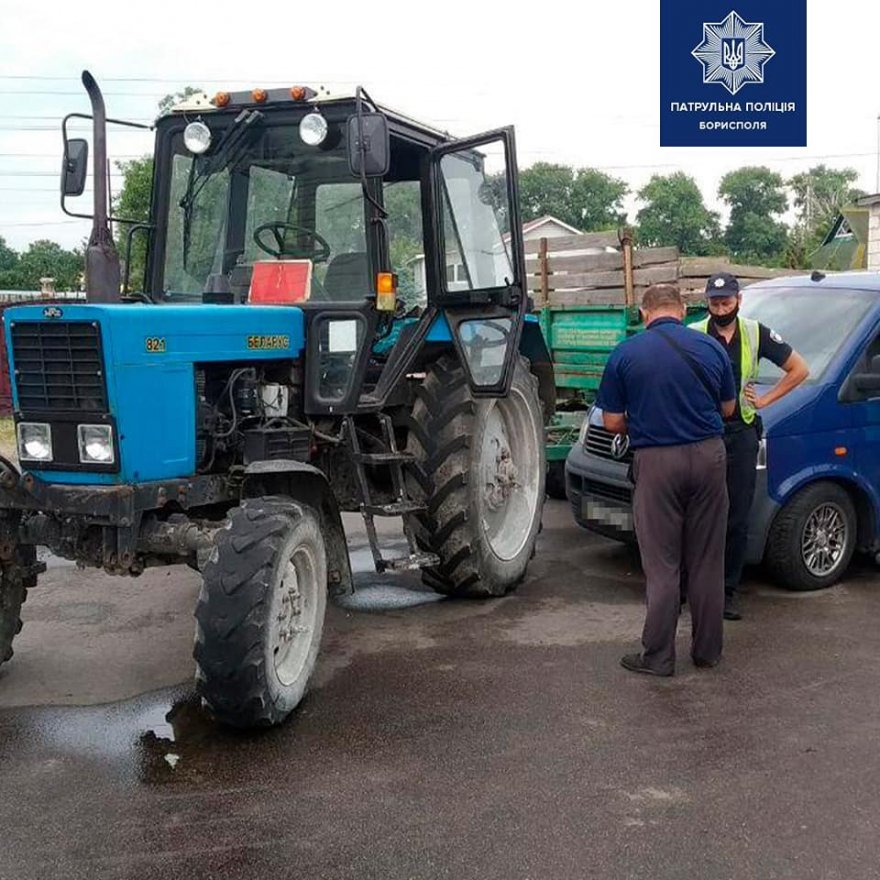 У Борисполі водій буса в’їхав у трактор