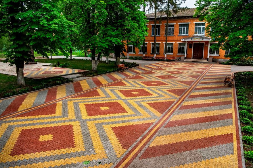 Рогозівська школа визнана кращою в оформленні території