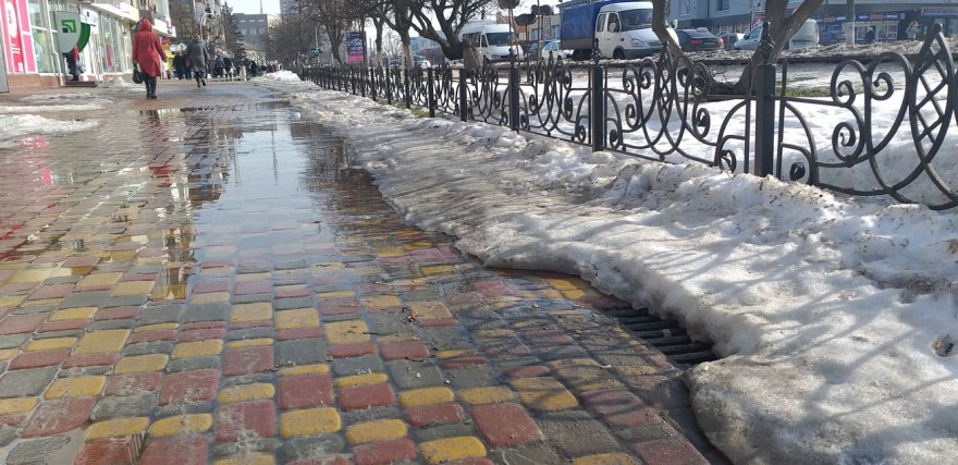 Випробування весняною водою для пішоходів і не тільки