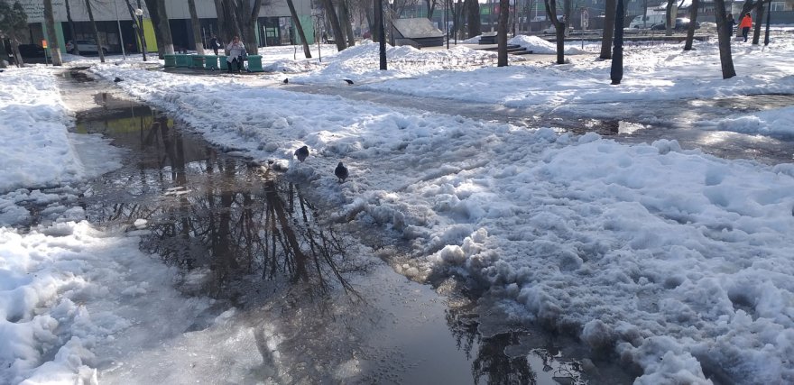 Випробування весняною водою для пішоходів і не тільки