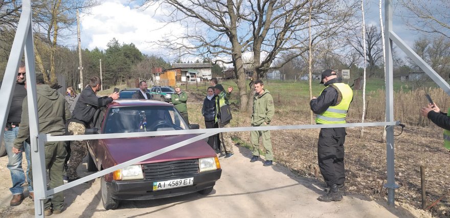 Береги Дніпра заховані за парканами