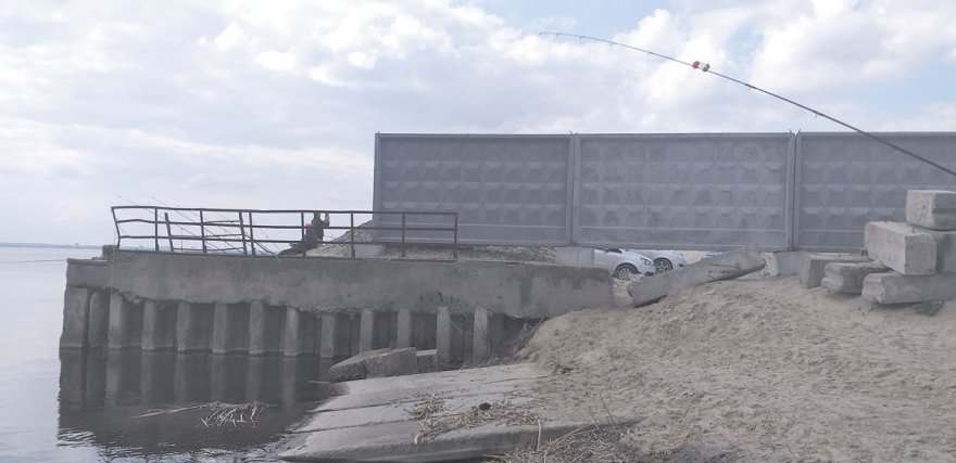 Береги Дніпра заховані за парканами