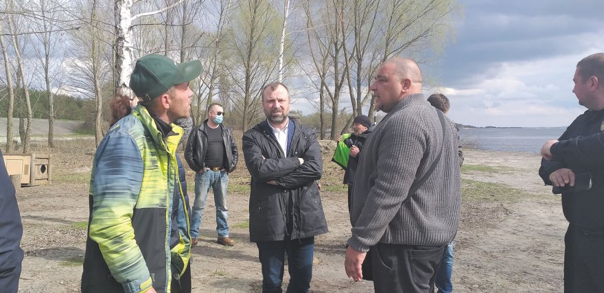 Береги Дніпра заховані за парканами