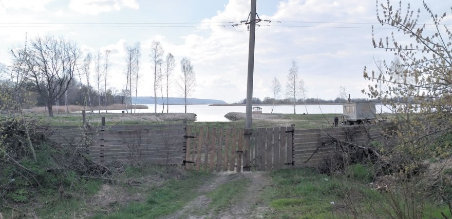 Береги Дніпра заховані за парканами