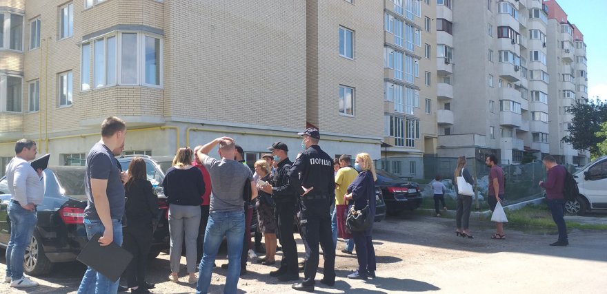 Продали землю разом із багатоповерхівкою та її мешканцями Продали землю разом із багатоповерхівкою та її мешканцями