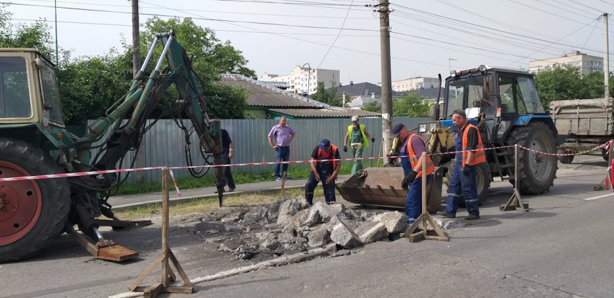 Дорожнє покриття на Лютневій: з’ясовують причини аварії та ремонтують Дорожнє покриття на Лютневій: з’ясовують причини аварії та ремонтують