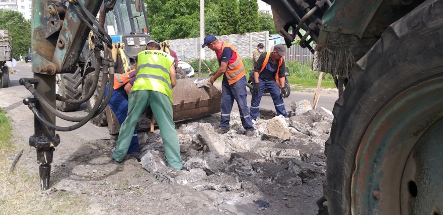 Дорожнє покриття на Лютневій: з’ясовують причини аварії та ремонтують Дорожнє покриття на Лютневій: з’ясовують причини аварії та ремонтують