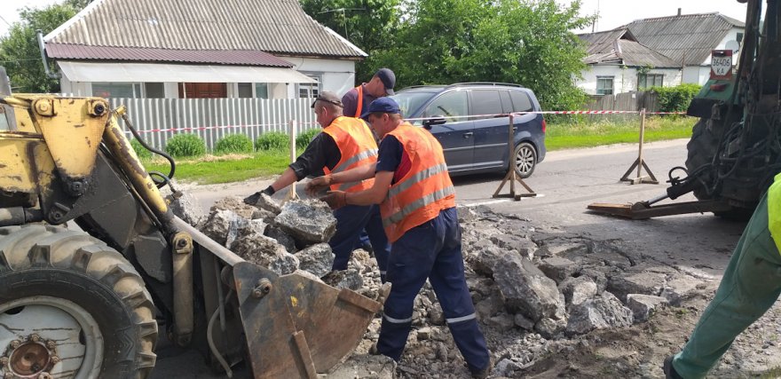 Дорожнє покриття на Лютневій: з’ясовують причини аварії та ремонтують Дорожнє покриття на Лютневій: з’ясовують причини аварії та ремонтують