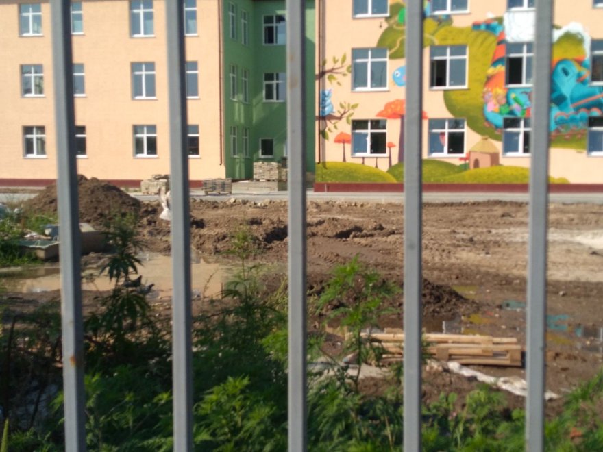 Фотофакт. Водовідведення у ДНЗ «Казка» на вул. Момота, 46а — калюжа не висихає навіть у спеку