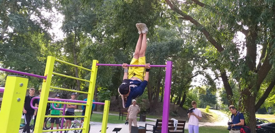 Парк на Соцмістечку поповнився спортивною зоною Парк на Соцмістечку поповнився спортивною зоною