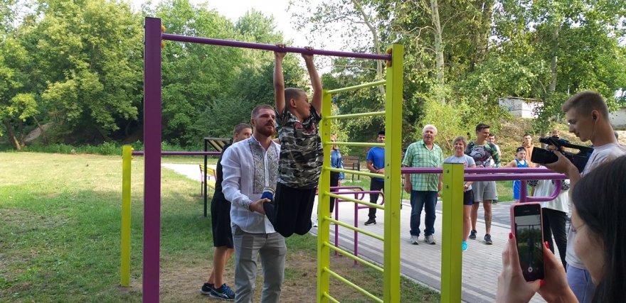 Парк на Соцмістечку поповнився спортивною зоною Парк на Соцмістечку поповнився спортивною зоною