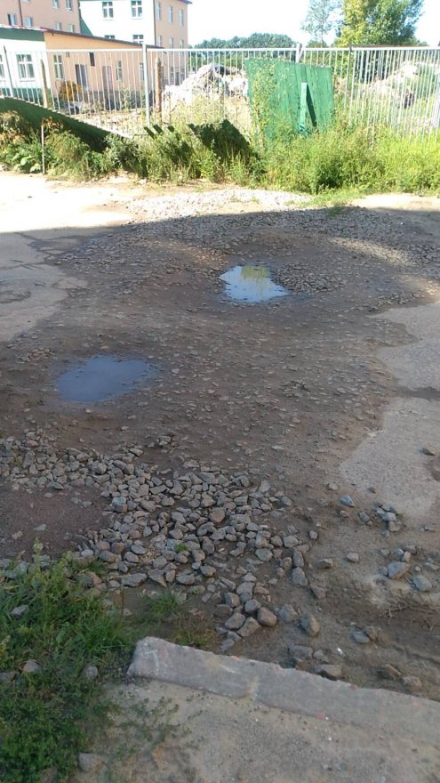 Коли відремонтують перериті дорогу та тротуар на Момота, поки невідомо Коли відремонтують перериті дорогу та тротуар на Момота, поки невідомо