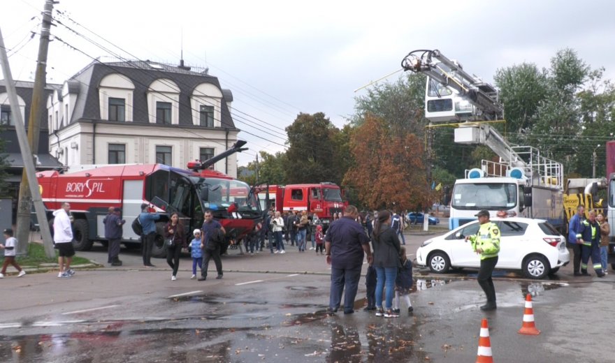На День міста бориспільці мали нагоду побачити різноманітну спецтехніку