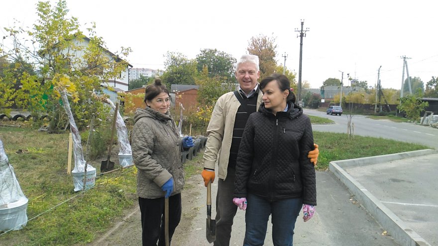 Без піару та шоу: на Ватутіна, 73 б мешканці висаджують дерева Без піару та шоу: на Ватутіна, 73 б мешканці висаджують дерева