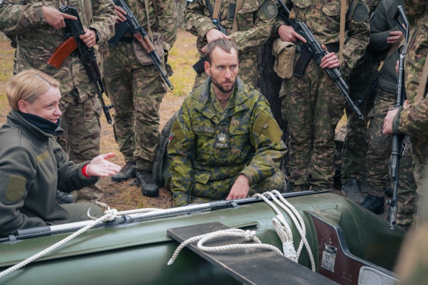 На Київщині розвідники Нацгвардії навчались долати водну перешкоду за стандартами НАТО На Київщині розвідники Нацгвардії навчались долати водну перешкоду за стандартами НАТО