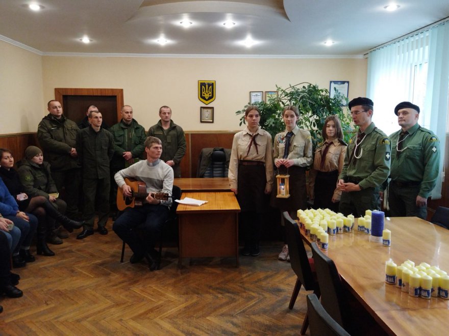Вихованці Бориспільського пласту продовжують традицію передачі вогню миру
