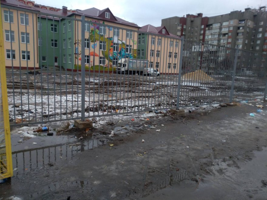 Зі сміттєвого майданчика на вул. Момота зникли сміттєві баки